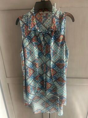 Valerie Stevens Blue and Coral Geometric Sleeveless Button-Down Top